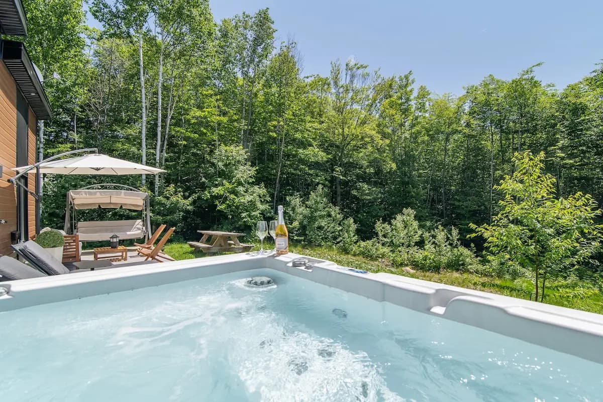 Spa avec forêt en arrière-plan